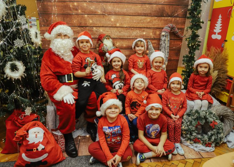 Przedszkolaki z Wólki w świątecznej sesji
