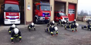 Strażacy pompują dla Tymka