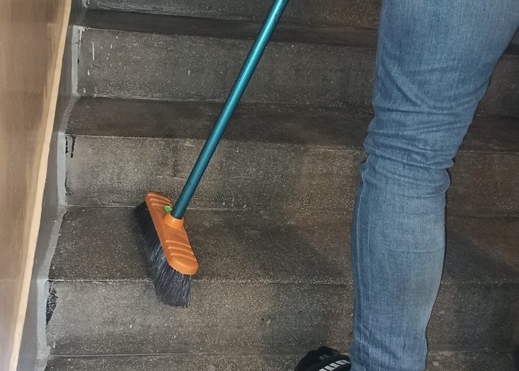 Kto ma sprzątać klatki? Możliwe zmiany w Spółdzielni