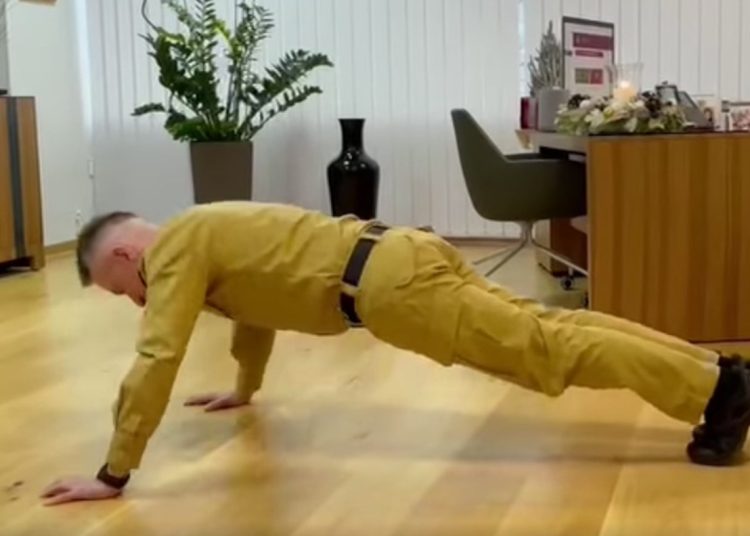 Komendant główny PSP pompuje dla Tymka