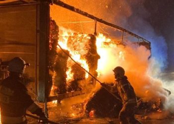 Ciężarówka w ogniu. Droga zablokowana