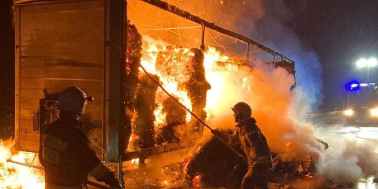 Ciężarówka w ogniu. Droga zablokowana