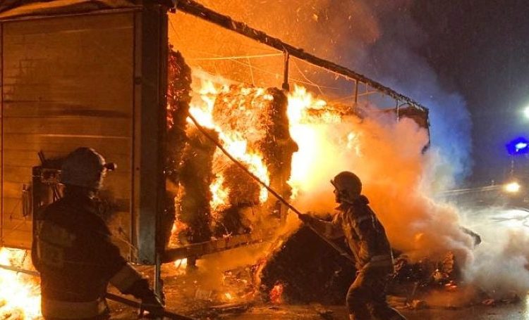 Ciężarówka w ogniu. Droga zablokowana