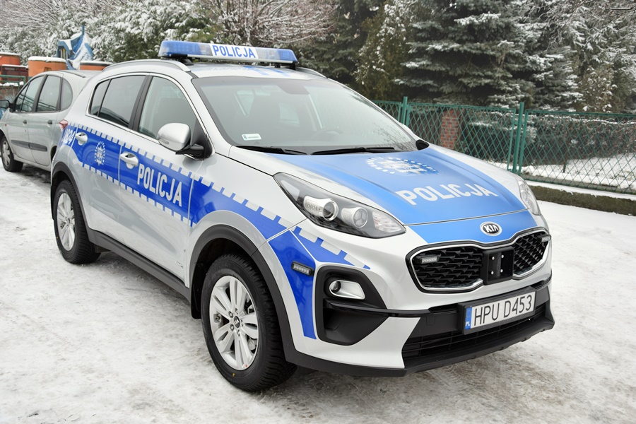 Strzałkowscy policjanci z nowym radiowozem