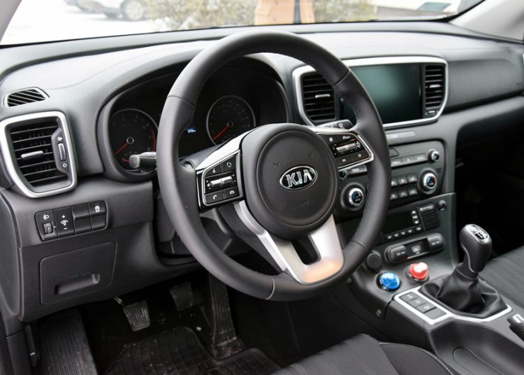 Strzałkowscy policjanci z nowym radiowozem