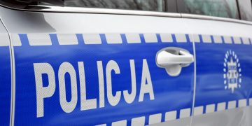 Strzałkowscy policjanci z nowym radiowozem