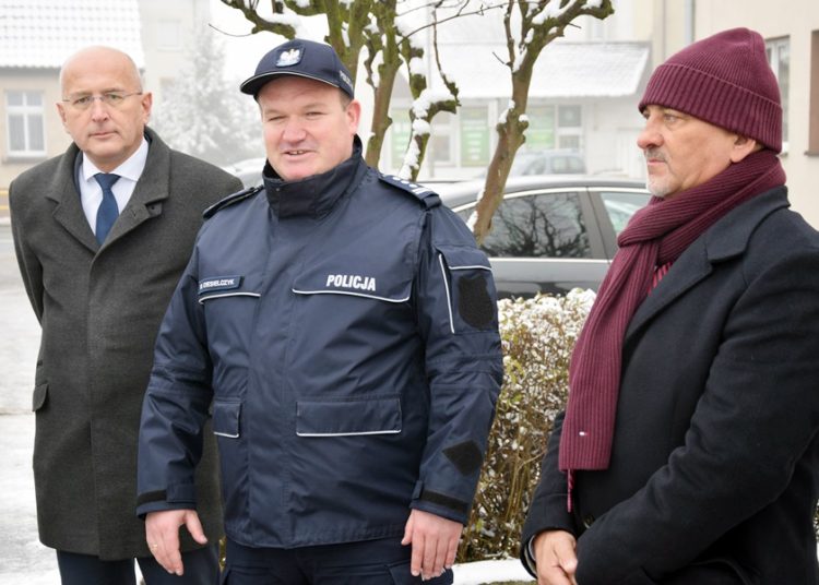 Strzałkowscy policjanci z nowym radiowozem