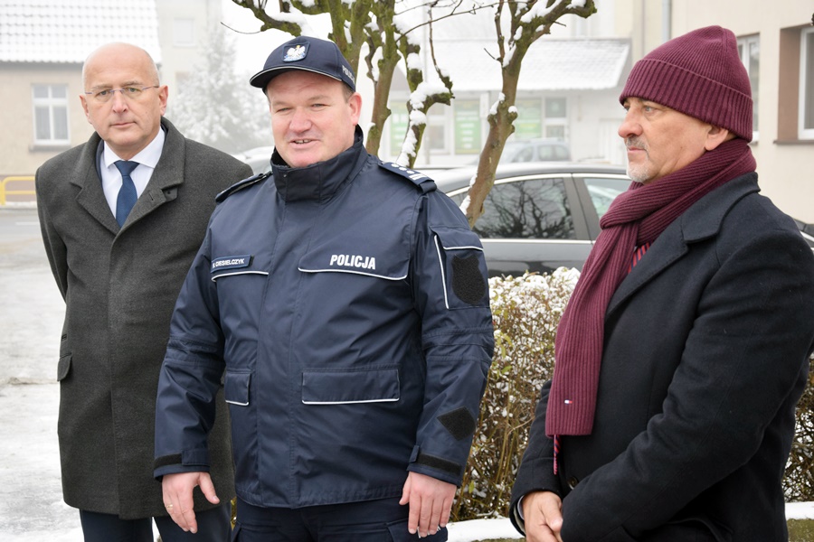 Strzałkowscy policjanci z nowym radiowozem