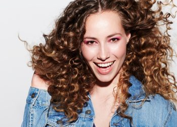Jak poskromić suche kręcone włosy? Poznaj sprawdzone sposoby