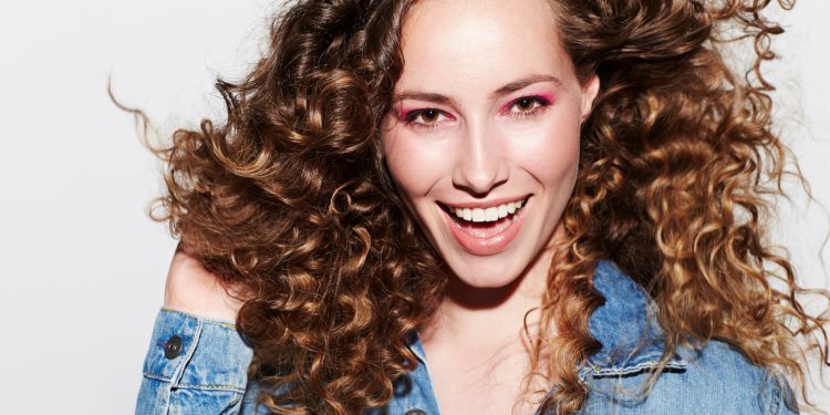 Jak poskromić suche kręcone włosy? Poznaj sprawdzone sposoby