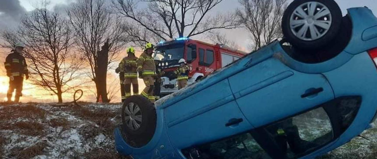 Wypadł z drogi i dachował!