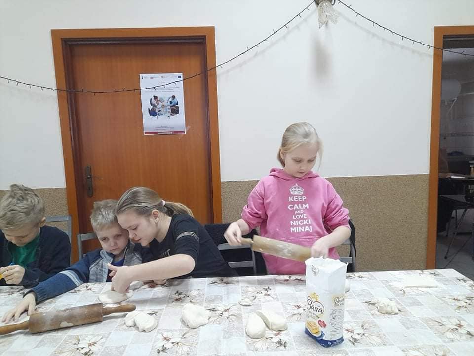 Panie z KGW w Gółkowie dla dzieci