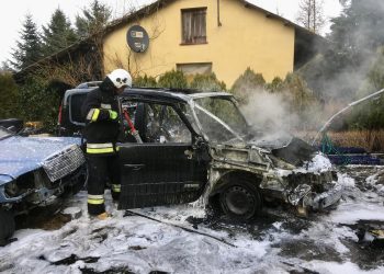 Auto spłonęło na posesji ZDJĘCIA