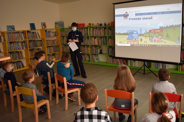 Ferie z policjantami w bibliotece