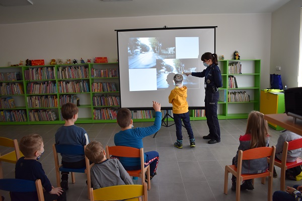 Ferie z policjantami w bibliotece
