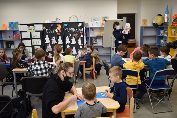 Ferie z policjantami w bibliotece