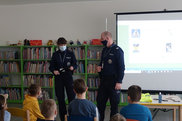 Ferie z policjantami w bibliotece