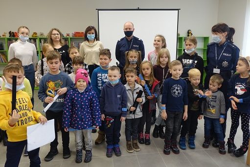 Ferie z policjantami w bibliotece