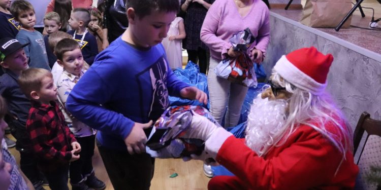 Ponad 100 dzieci bawiło się na choince ZDJĘCIA