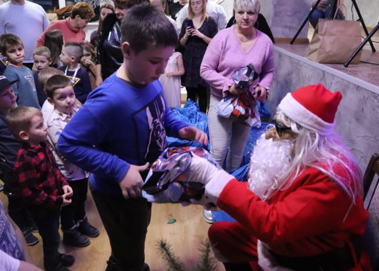 Ponad 100 dzieci bawiło się na choince ZDJĘCIA