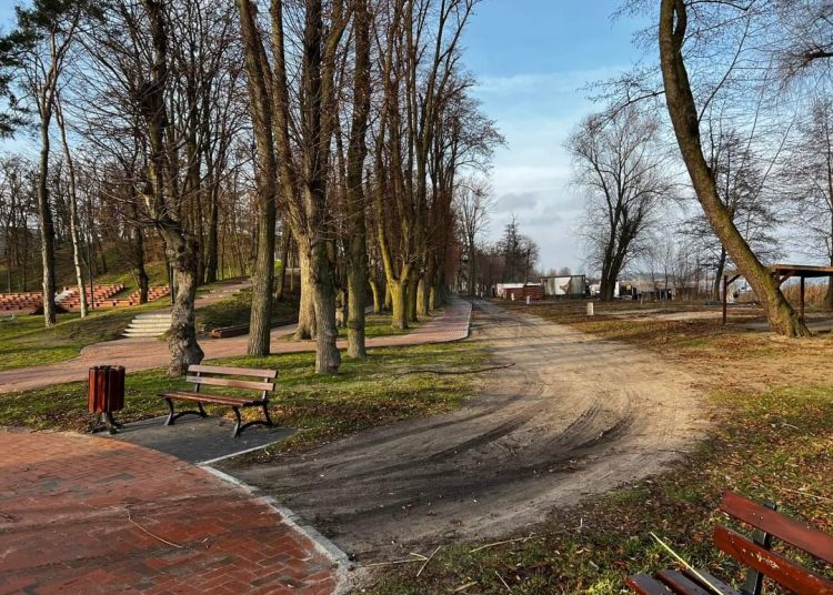 Pole biwakowe znika z Łazienek