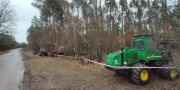 Zerwało linie energetyczne i złamało słup