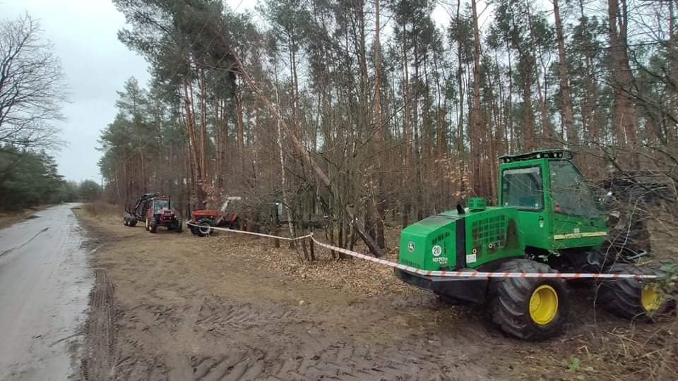 Zerwało linie energetyczne i złamało słup