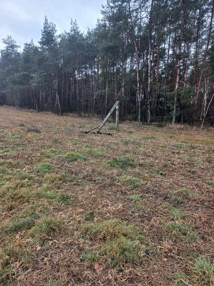 Zerwało linie energetyczne i złamało słup