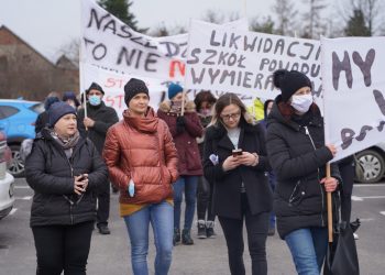 Rodzice protestują przed urzędem gminy ZDJĘCIA