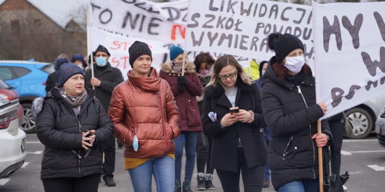Rodzice protestują przed urzędem gminy ZDJĘCIA