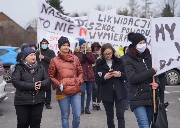 Rodzice protestują przed urzędem gminy ZDJĘCIA