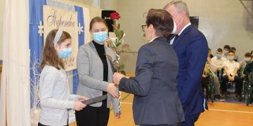 Burmistrz wręczył stypendia uczniom Jedynki