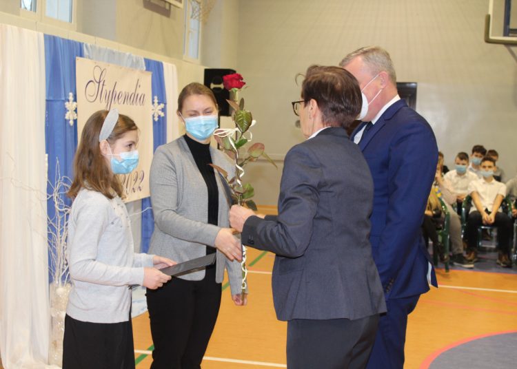 Burmistrz wręczył stypendia uczniom Jedynki