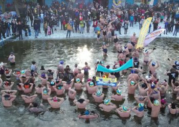 Tłumy nad jeziorem. Wszyscy przyszli dla Tymka