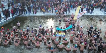 Tłumy nad jeziorem. Wszyscy przyszli dla Tymka