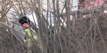 Wypadła z drogi, zatrzymała się na skarpie