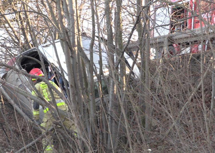 Wypadła z drogi, zatrzymała się na skarpie