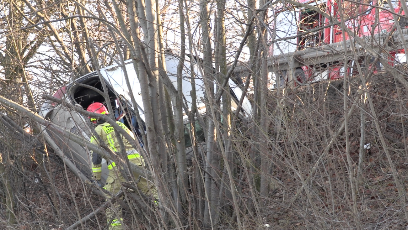 Wypadła z drogi, zatrzymała się na skarpie