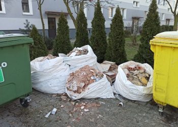 Gruz pod blokiem. Sprawą zajęła się policja