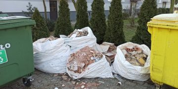 Gruz pod blokiem. Sprawą zajęła się policja