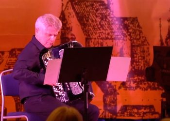 Tak gra dyrektor. Posłuchaj!