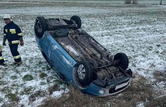 Wypadł z drogi i dachował!