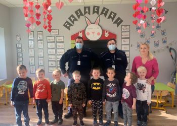 Spotkanie z dzielnicowym u Małych Odkrywców w Piotrowicach