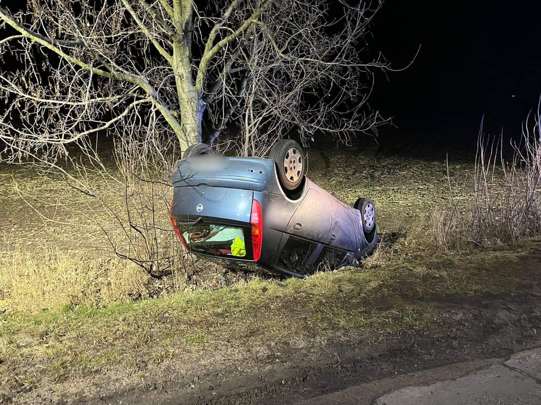 Dachował niedaleko Powidza