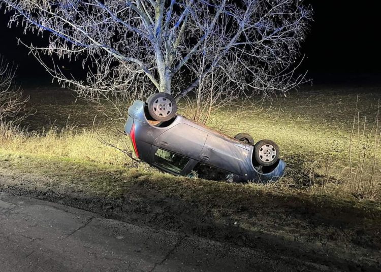 Dachował niedaleko Powidza