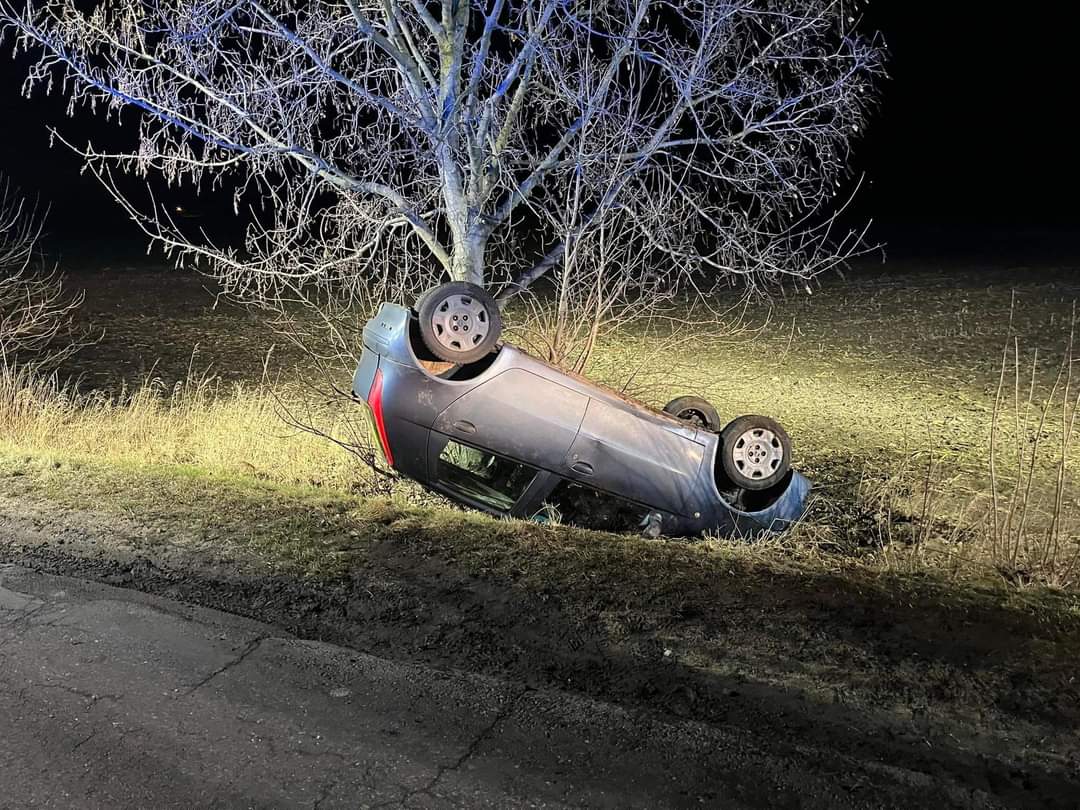 Dachował niedaleko Powidza