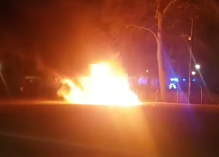 Na rynku spalił się samochód. Zobacz film