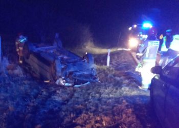 18-latek przesadził z prędkością. Passat dachował