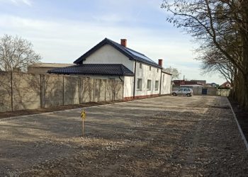 Budują parking przy działkach. Kiedy będzie gotowy?