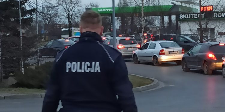 Tłumy na słupeckich stacjach benzynowych-film